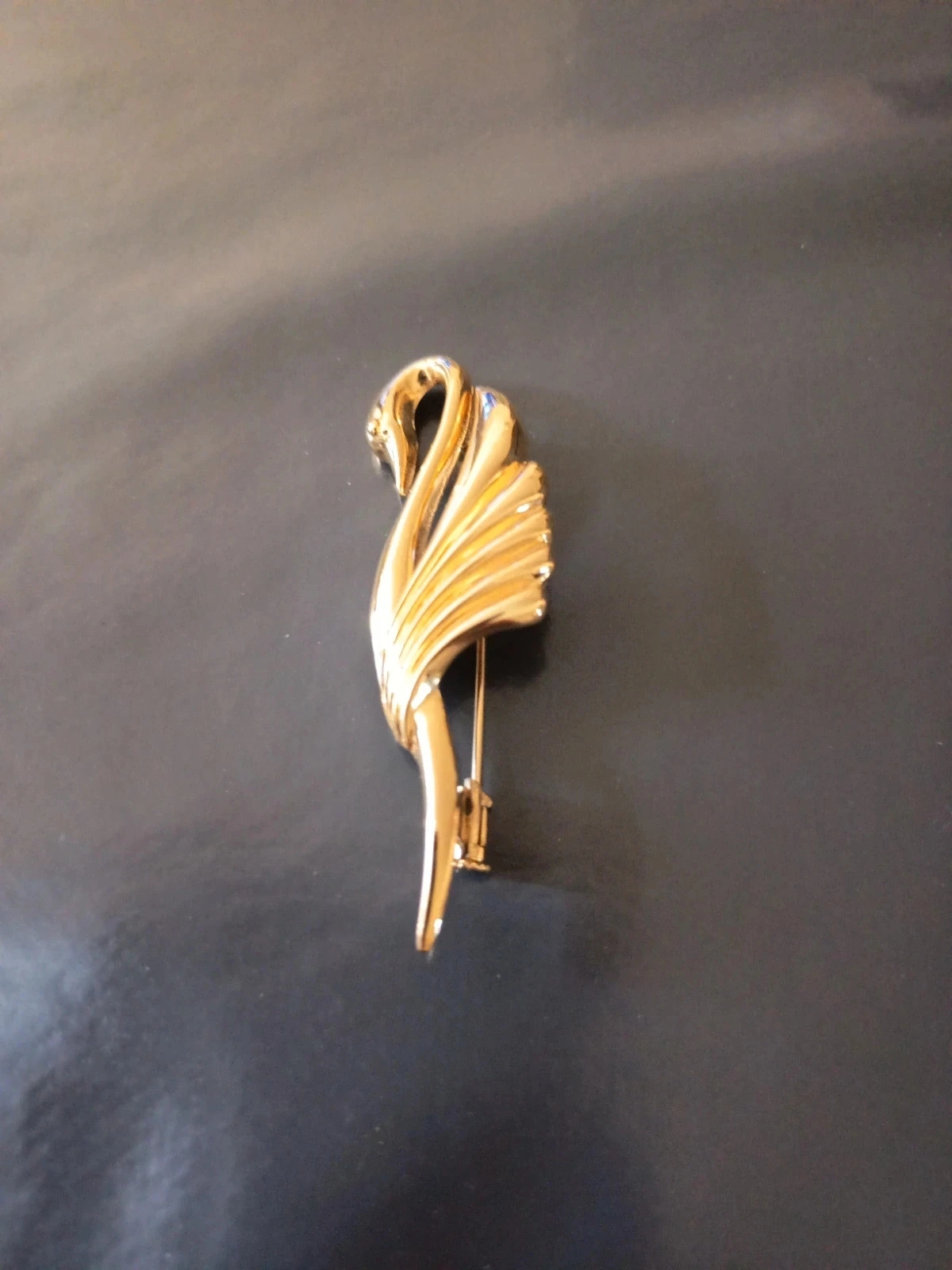 Broche cygne doré